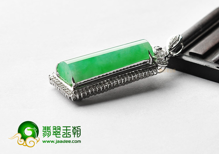 糯冰种翠色镶白金钻石胸坠