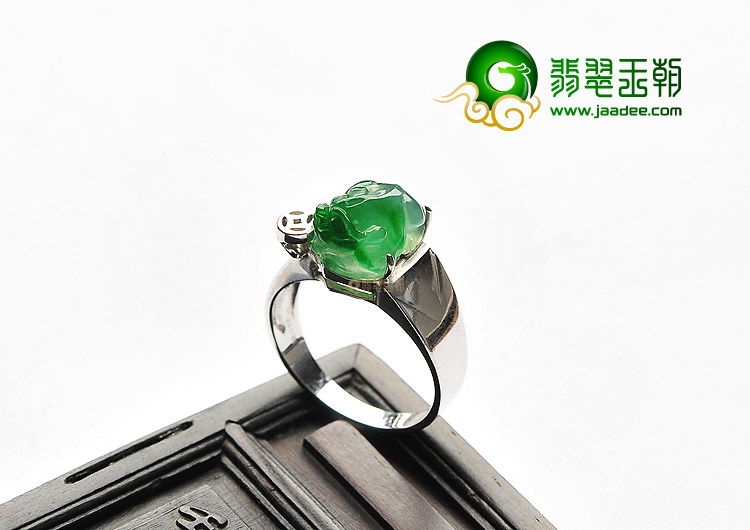 冰种阳绿貔貅戒面