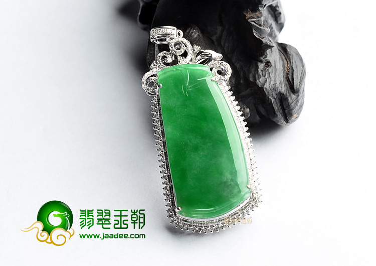 (超值推荐)糯冰种翠色镶白金节节高胸坠(真钻)