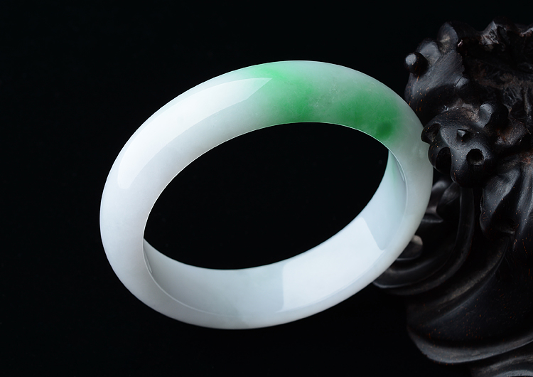 (超值推荐)糯冰种白底飘翠手镯（57.2mm）