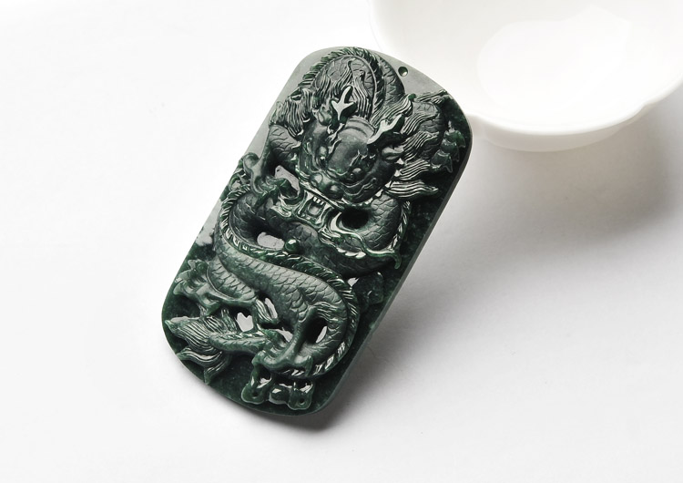 糯冰种墨翠龙牌挂件
