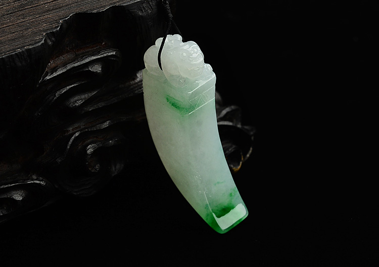 糯冰种飘翠龙牙挂件