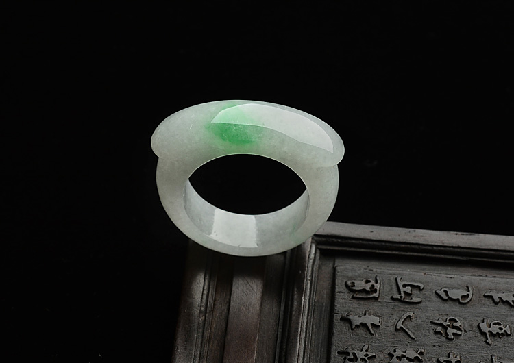 糯冰种飘翠马鞍戒指