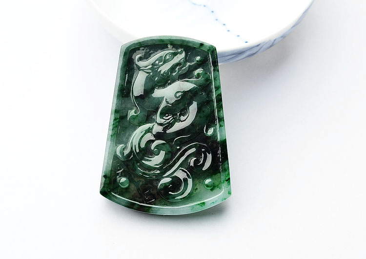 糯冰种浓绿仿古龙牌挂件