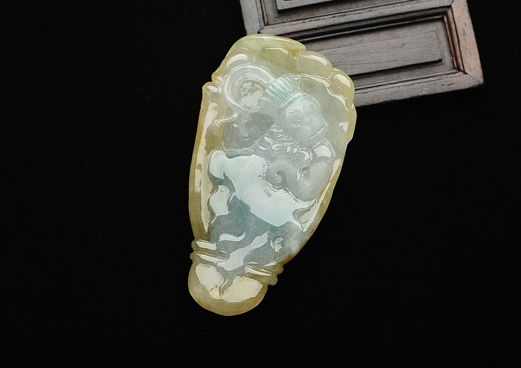糯冰种淡黄翡飘花齐天大圣挂件