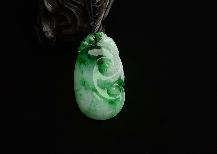 糯冰种飘阳绿如意挂件