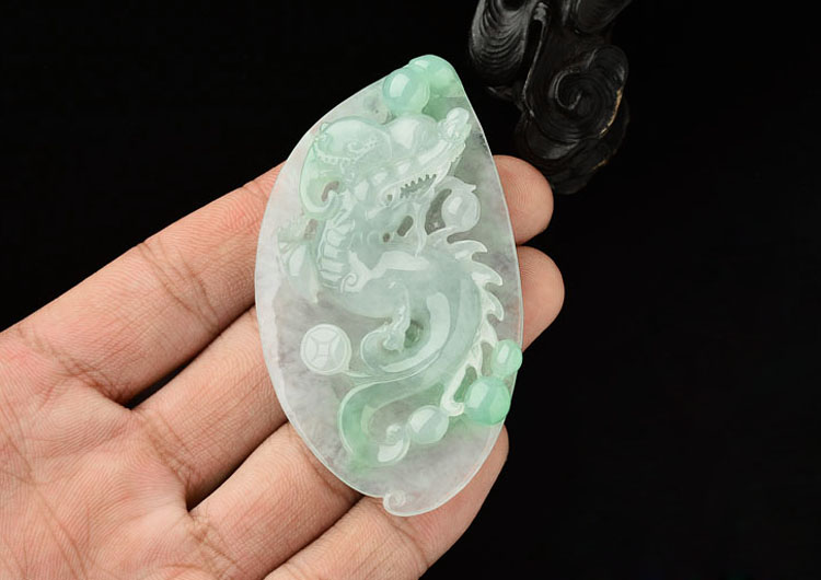 糯冰种飘翠龙牌挂件