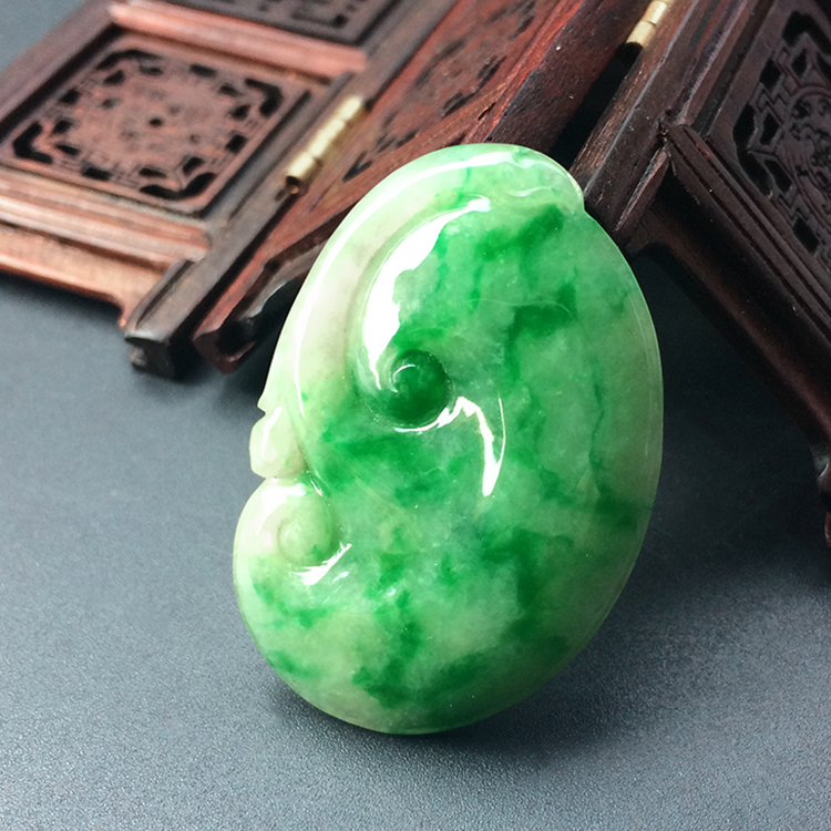 糯冰种飘翠如意挂件