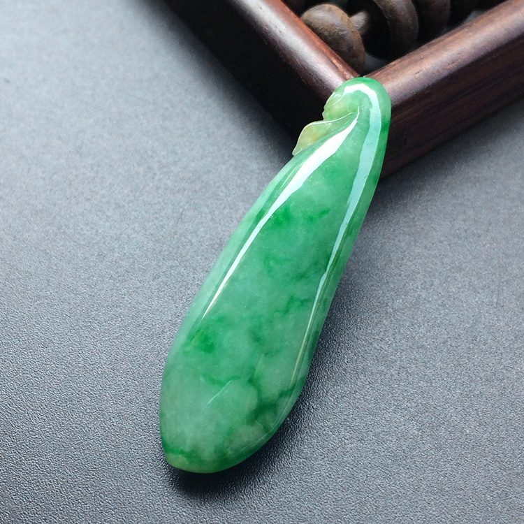 糯冰种飘翠如意挂件