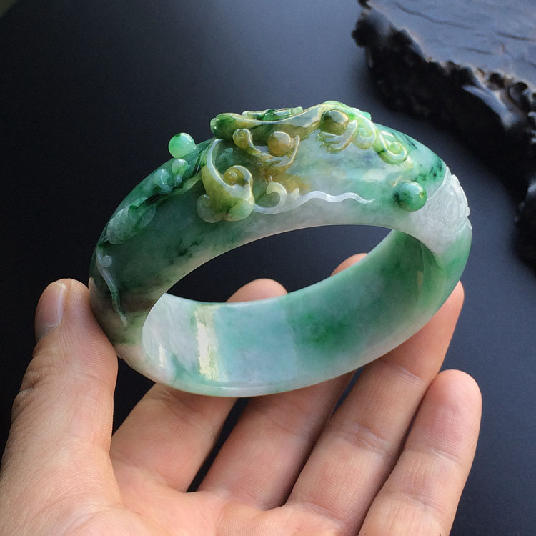 糯冰种飘花略带黄翡吉祥如意雕花手镯（58.6mm）