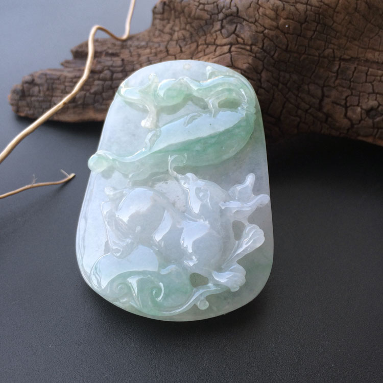 糯冰种略飘花玉兔挂件