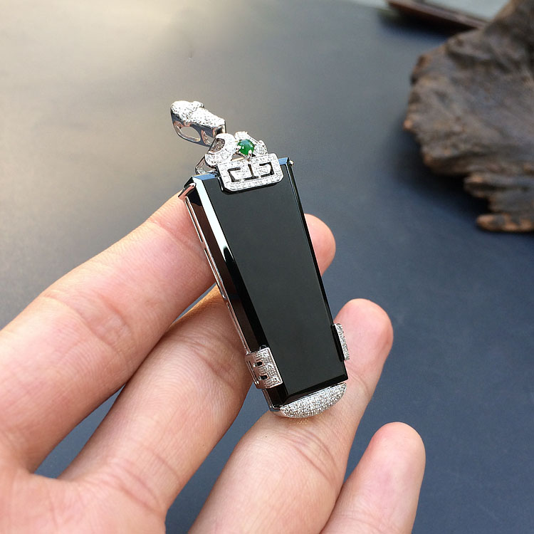 (超值推荐)玻璃种墨翠镶白金钻石方牌胸坠