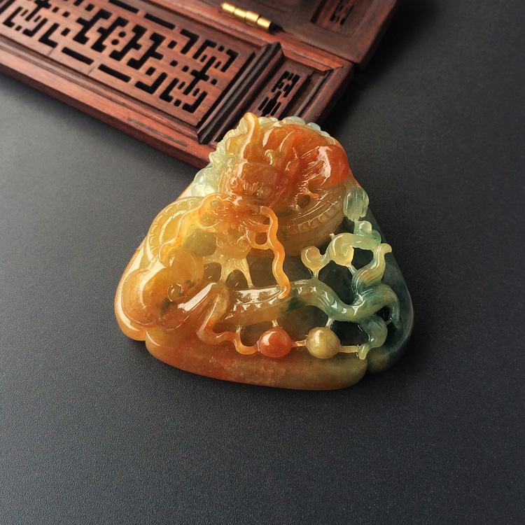 （超值推荐）糯冰种红黄翡飘花龙牌挂件