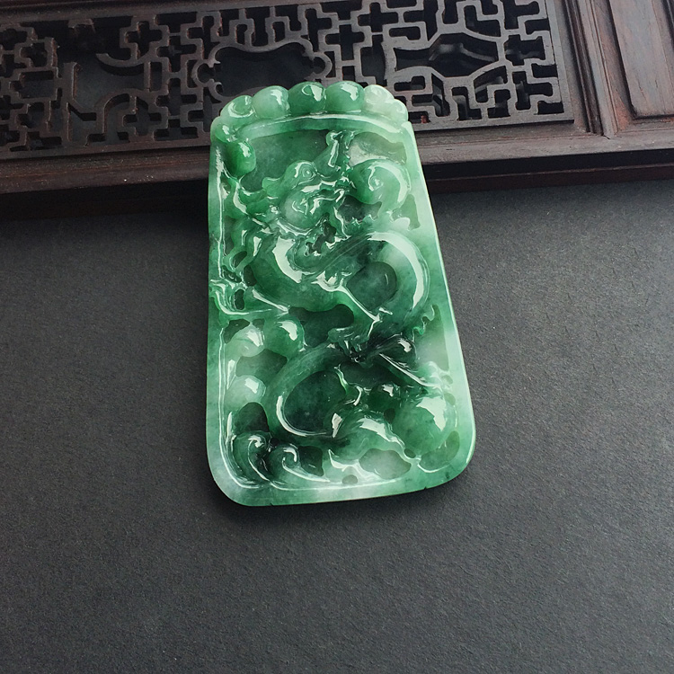 糯冰种飘花龙牌挂件