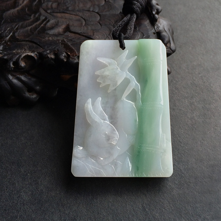 糯冰种略飘花玉兔挂件