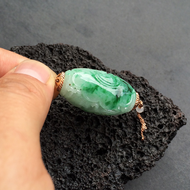 (超值推荐)糯冰种飘翠镶玫瑰金圆柱胸坠