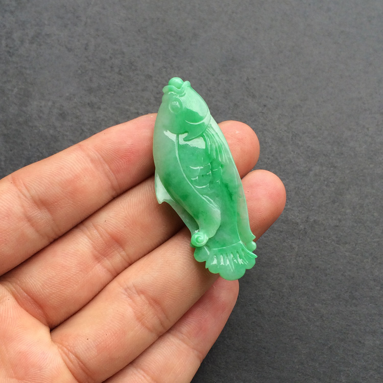 糯冰种翠色小鱼挂件