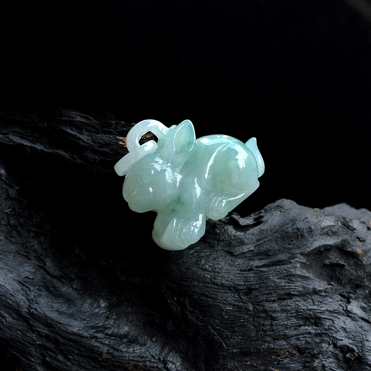 糯冰种晴水飘花玉兔挂件