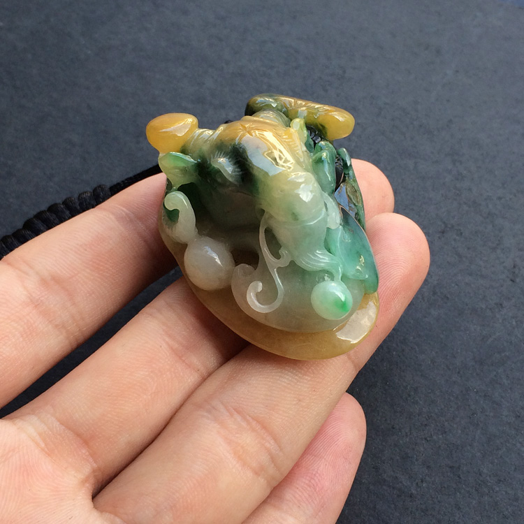 糯冰种黄翡飘花样样如意挂件
