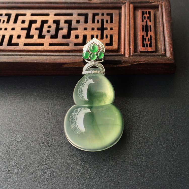(超值推荐)冰种飘花镶白金钻石葫芦胸坠