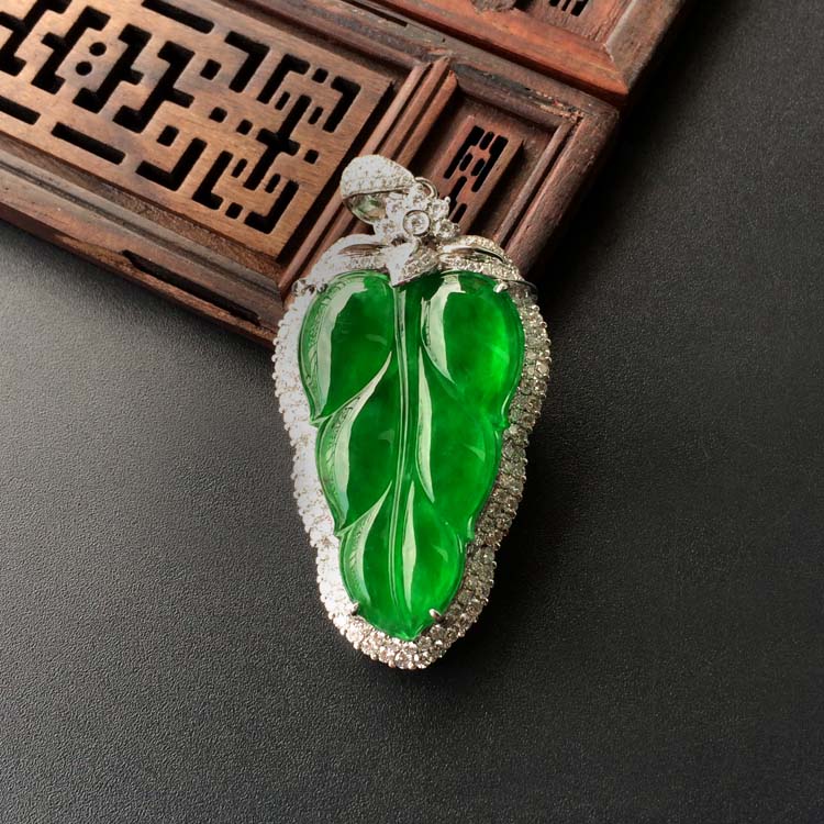 (超值推荐)冰种正阳绿镶白金钻石玉叶胸坠