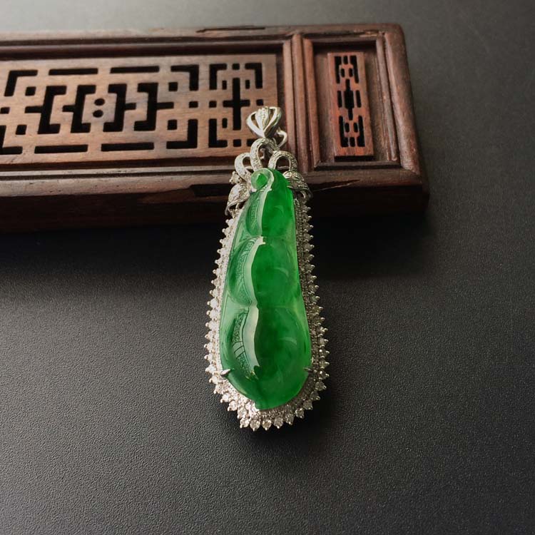 (超值推荐)糯冰种阳绿镶白金钻石四季豆胸坠
