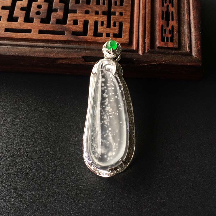 (超值推荐)玻璃种无色镶白金钻石福瓜胸坠