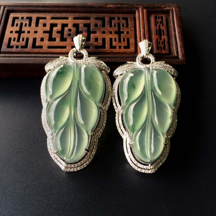 (超值推荐)冰种晴水略飘花镶白金钻石玉叶胸坠(一对)