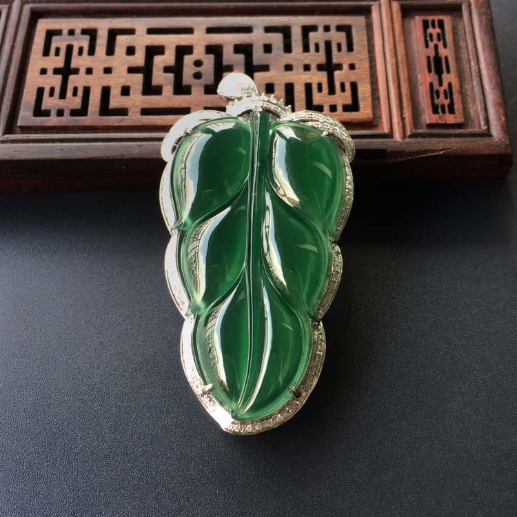 (超值推荐)冰种蓝水镶白金钻石玉叶胸坠