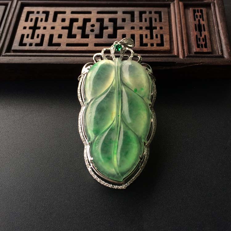 (超值推荐)冰种略飘翠镶白金钻石玉叶胸坠