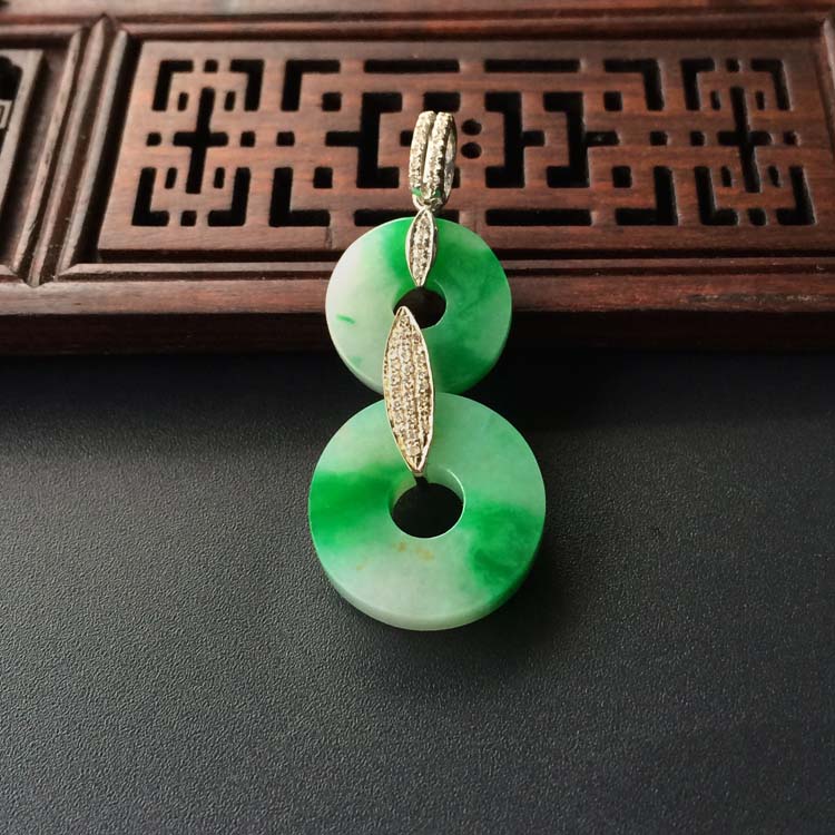 (超值推荐)糯冰种飘阳绿略带褐黄翡镶白金钻石平安扣胸坠