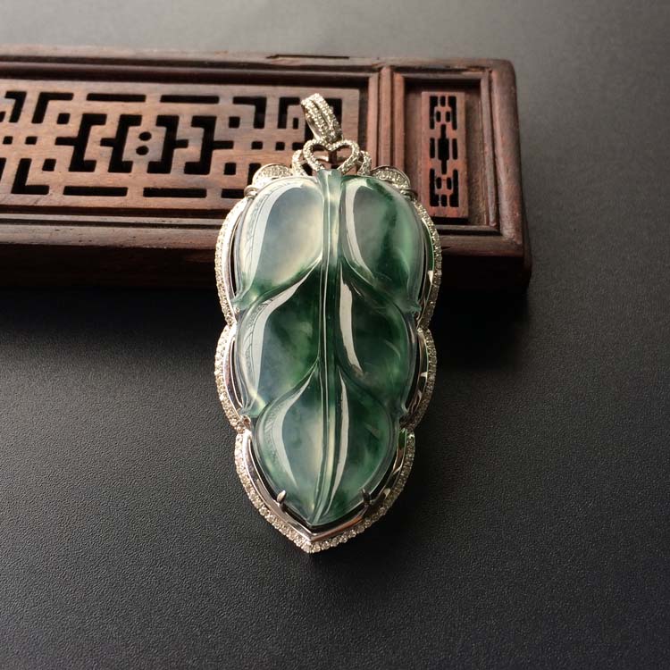 (超值推荐)冰种飘花镶白金钻石金枝玉叶胸坠
