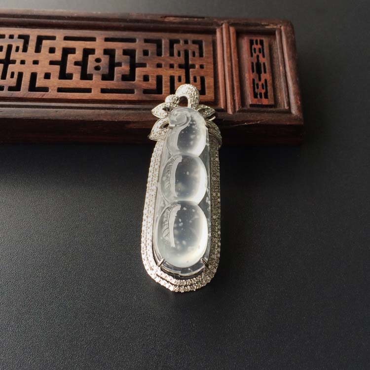 (超值推荐)冰玻种无色镶白金钻石四季豆胸坠