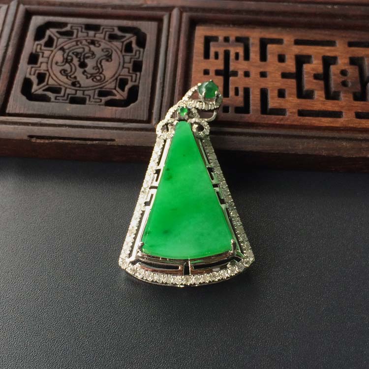 (超值推荐)糯冰种翠色镶白金钻石方牌胸坠