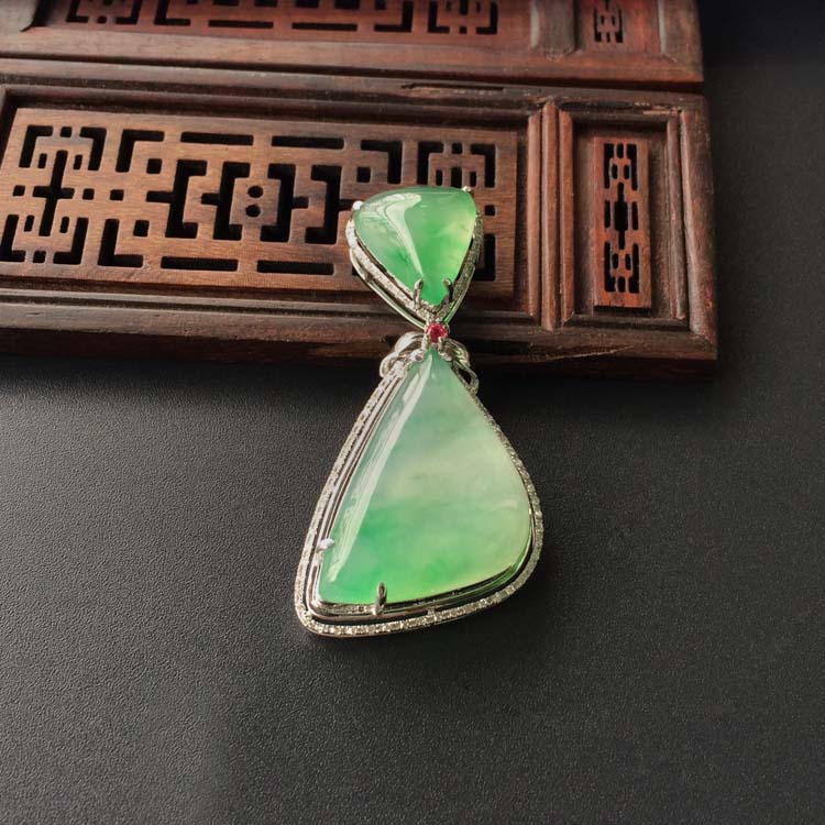 (超值推荐)冰种飘翠镶白金钻石随形胸坠
