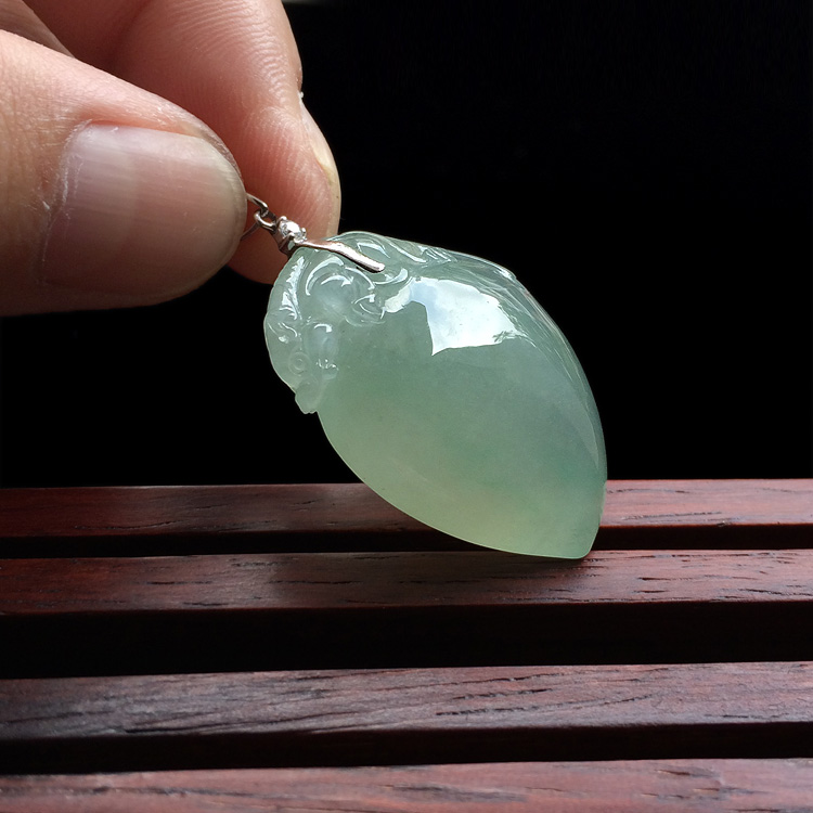 冰种晴水寿桃挂件