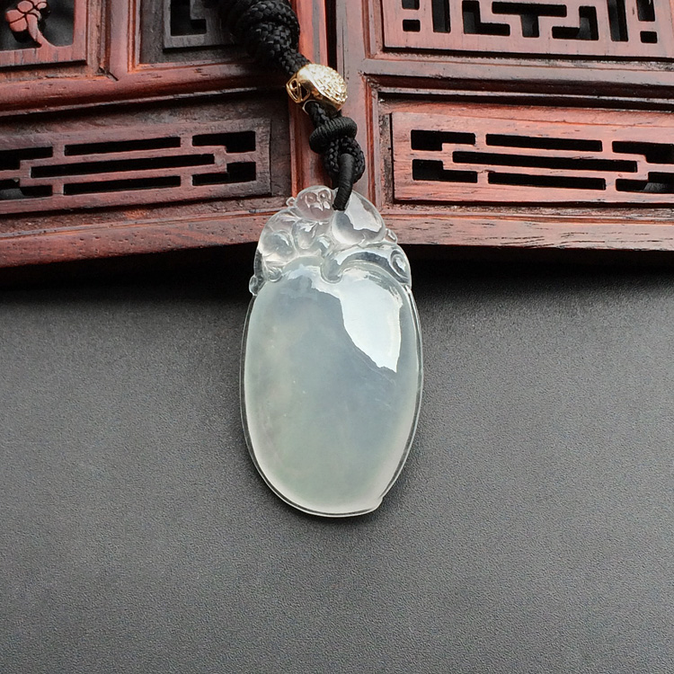 冰玻种淡晴水寿桃挂件