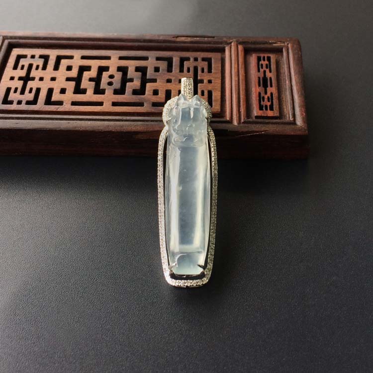 (超值推荐)冰玻种淡晴水镶白金钻石龙勾胸坠