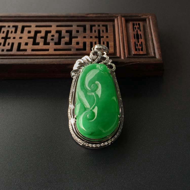 (超值推荐)糯冰种翠色镶白金钻石如意胸坠