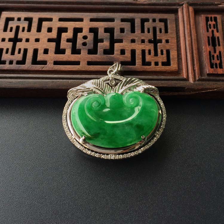 (超值推荐)糯冰种翠色镶白金钻石如意胸坠