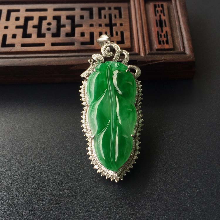 (超值推荐)糯冰种阳绿镶白金钻石玉叶胸坠