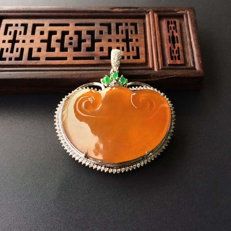 (超值推荐)冰种黄翡镶白金钻石如意胸坠