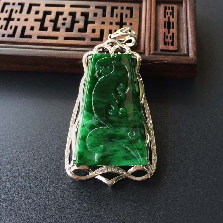 (超值推荐)糯冰种浓绿镶白金钻石仿古凤胸坠