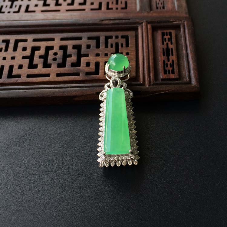 (超值推荐)冰种翠色镶白金钻石胸坠