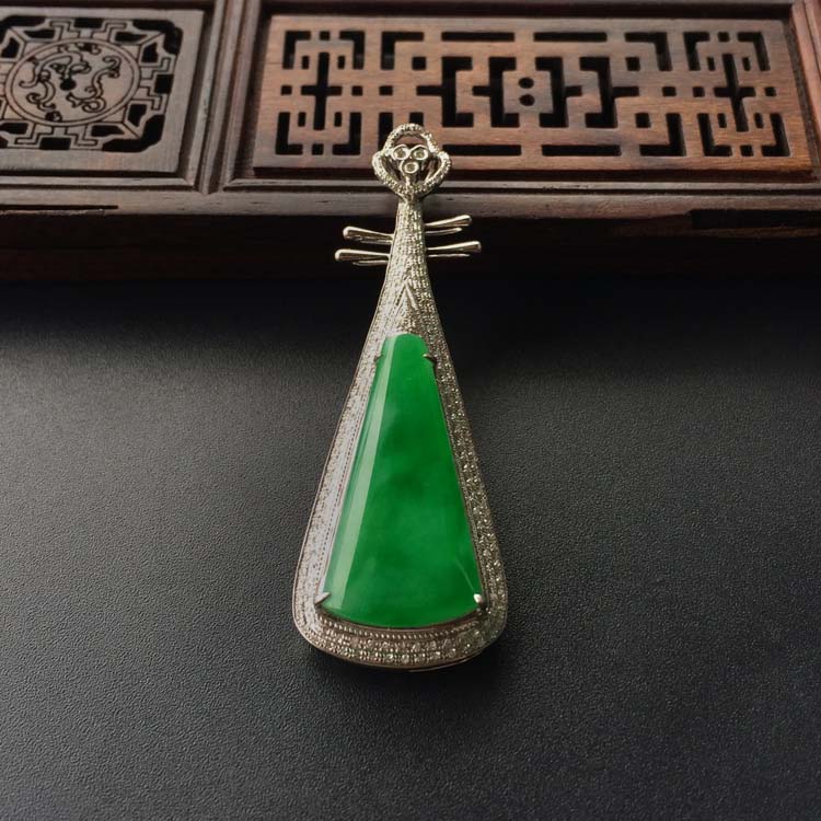 (超值推荐)冰种阳绿镶白金钻石琵琶胸坠