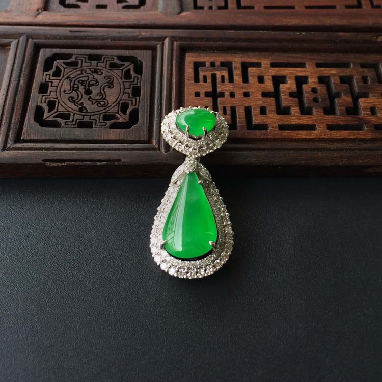 (超值推荐)冰种阳绿镶白金钻石水滴胸坠