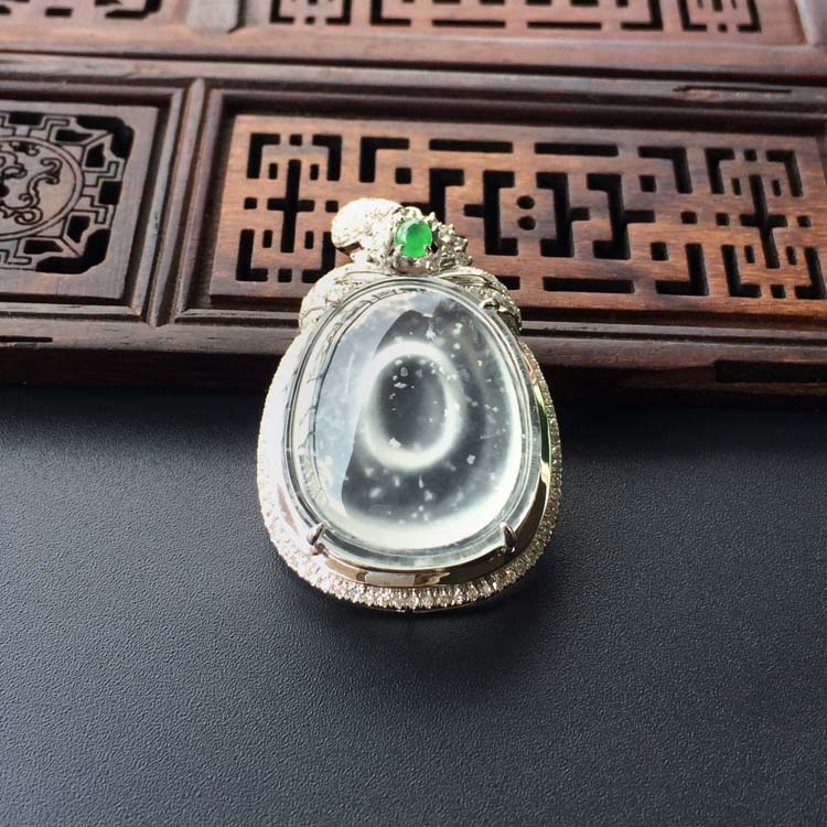 (超值推荐)冰玻种无色镶白金钻石福在眼前胸坠