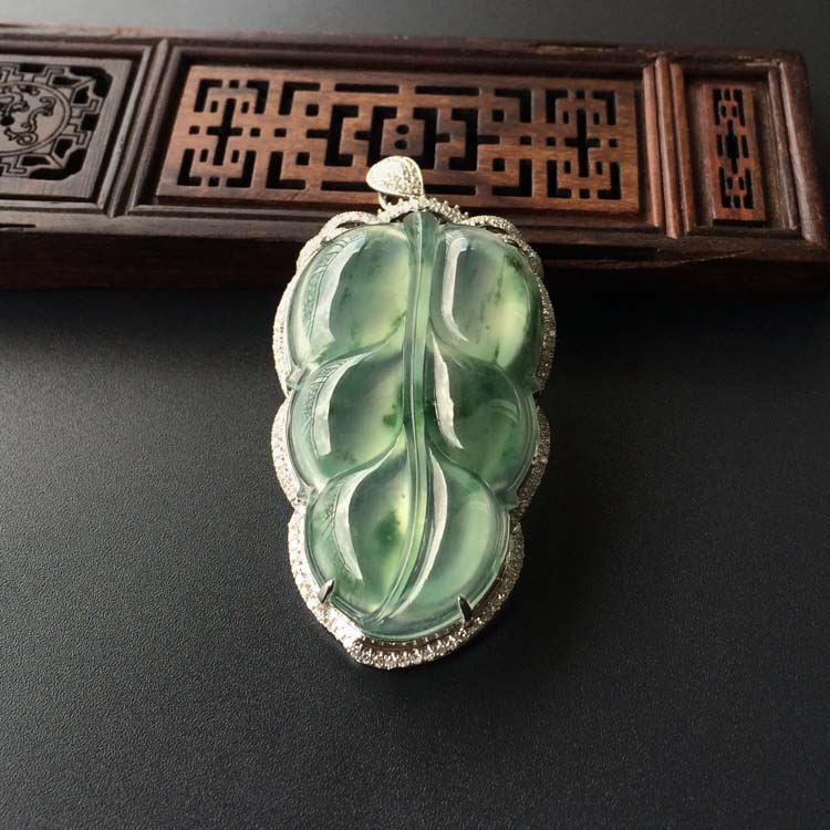 (超值推荐)冰种飘花镶白金钻石玉叶胸坠