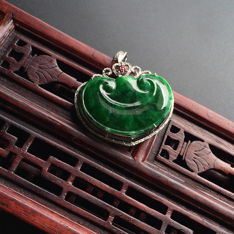 糯冰种浓绿镶白金钻石如意胸坠