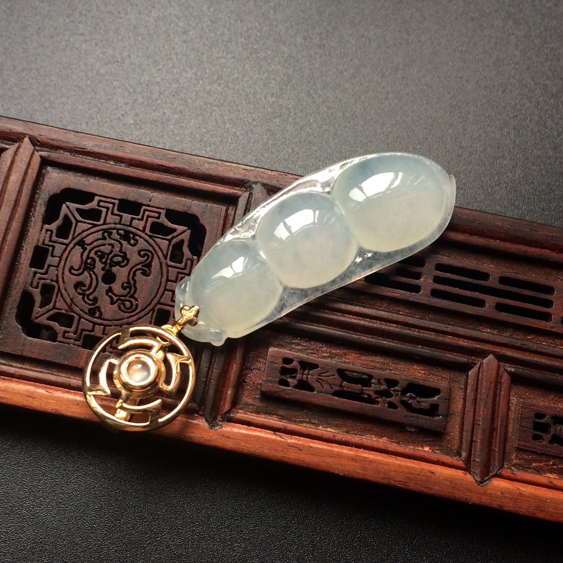 (超值推荐)糯冰种白色镶玫瑰金福豆胸坠